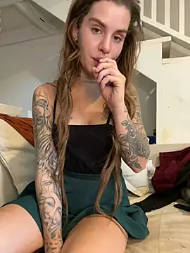 EmiliaCatalina online show from 12-26-24, 08:21