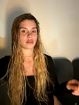 EmiliaCatalina online show from 12-15-25, 11:42