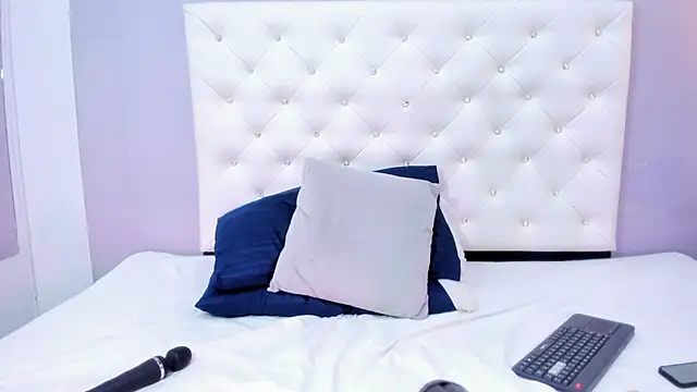 NICOLSKINNY1 online show from 10-24-25, 09:22