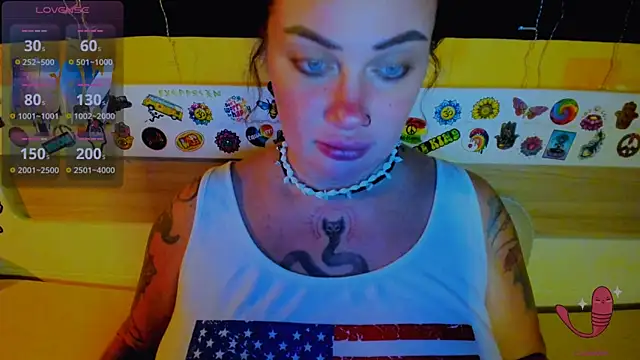 Snapshot of EllieOz chatting on 10-17-25, 05:04 EllieOz online show from 10-17-25, 05:04