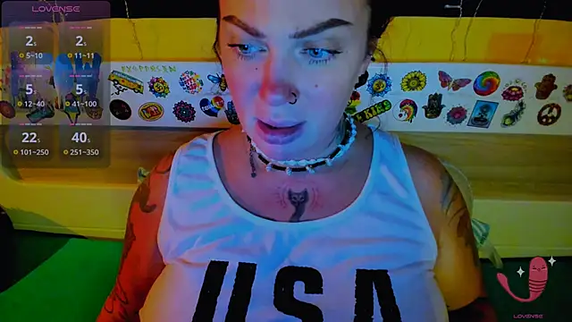 Snapshot of EllieOz chatting on 10-22-25, 05:45 EllieOz online show from 10-22-25, 05:45