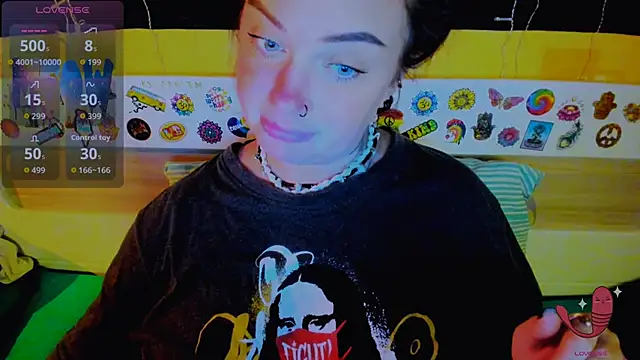 Snapshot of EllieOz chatting on 10-23-25, 06:28 EllieOz online show from 10-23-25, 06:28