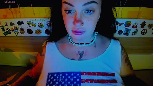 Snapshot of EllieOz chatting on 11-04-25, 03:00 EllieOz online show from 11-04-25, 03:00