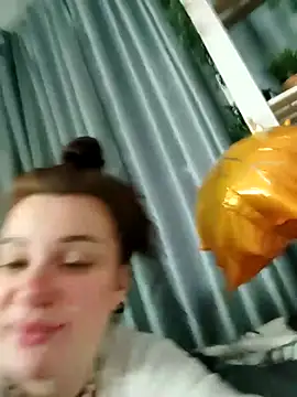 Snapshot of EllieOz chatting on 11-19-25, 11:54 EllieOz online show from 11-19-25, 11:54