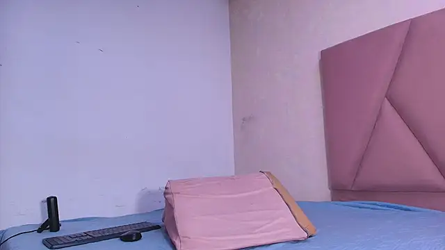 Snapshot of arl_chloee chatting on 10-25-25, 03:03 arl chloee online show from 10-25-25, 03:03