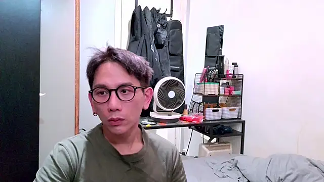 Snapshot of UndreamtM chatting on 02-15-26, 02:03 UndreamtM online show from 02-15-26, 02:03