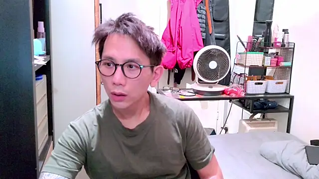 Snapshot of UndreamtM chatting on 02-25-26, 04:27 UndreamtM online show from 02-25-26, 04:27