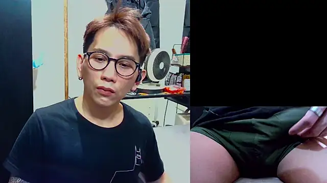 Snapshot of UndreamtM chatting on 03-23-26, 02:21 UndreamtM online show from 03-23-26, 02:21