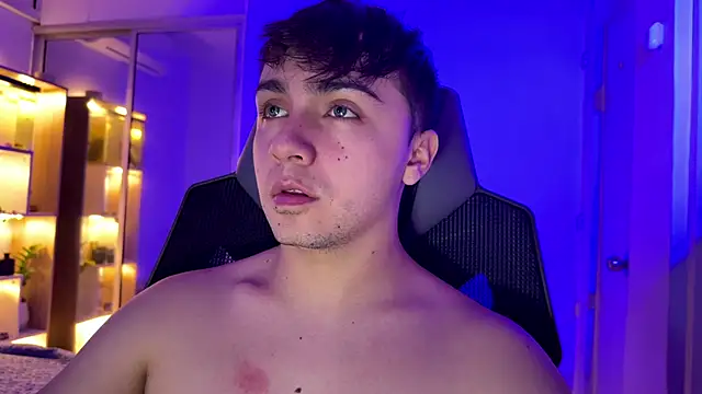 Snapshot of aron__cooper chatting on 09-29-25, 02:06 aron cooper online show from 09-29-25, 02:06