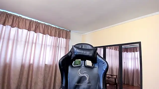 Snapshot of maylin_yung chatting on 11-17-25, 12:22 maylin yung online show from 11-17-25, 12:22