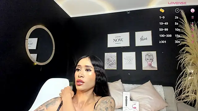 Snapshot of Kim_ev chatting on 12-13-24, 01:33 Kim ev online show from 12-13-24, 01:33