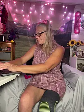 Snapshot of TrenaAnne chatting on 06-26-26, 02:21 TrenaAnne online show from 06-26-26, 02:21