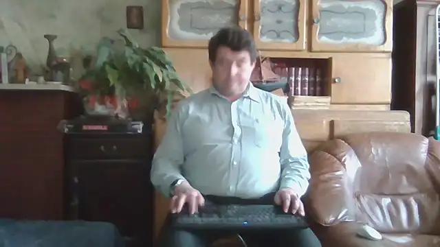 Snapshot of sympatrique chatting on 03-19-25, 05:28 sympatrique online show from 03-19-25, 05:28