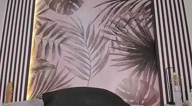 Snapshot of Samaantha-White chatting on 01-25-25, 11:55 Samaantha-White online show from 01-25-25, 11:55