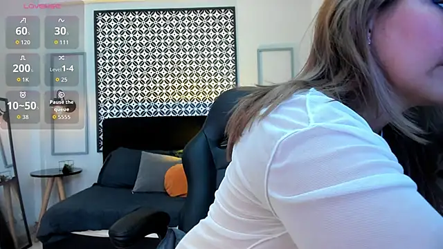 Melanie silver  online show from 11-11-25, 08:53