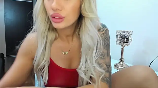 Snapshot of ElsaBby chatting on 02-11-25, 08:42 ElsaBby online show from 02-11-25, 08:42