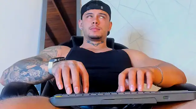 NoahhBrown online show from 03-10-25, 06:16