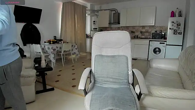 Snapshot of ZackFraser chatting on 10-04-25, 09:29 ZackFraser online show from 10-04-25, 09:29