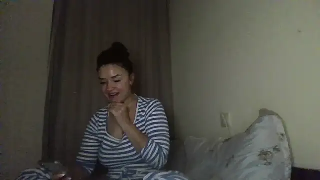 Snapshot of Linusya chatting on 11-15-25, 04:58 Linusya online show from 11-15-25, 04:58