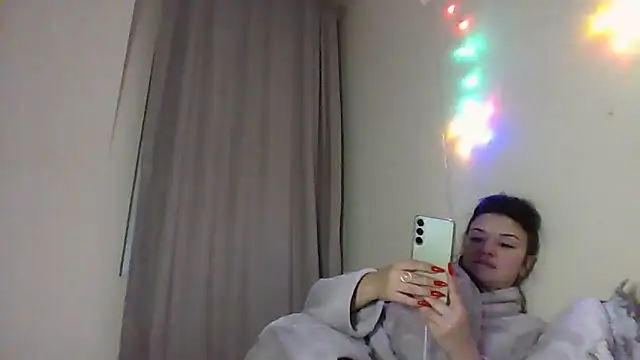 Snapshot of Linusya chatting on 12-14-25, 05:40 Linusya online show from 12-14-25, 05:40