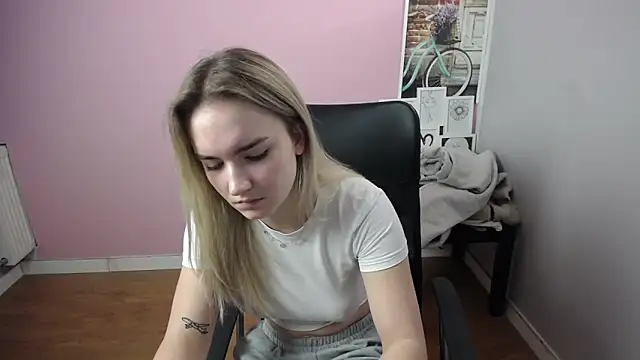 Snapshot of viktoria_lovely chatting on 01-18-25, 09:45 viktoria lovely online show from 01-18-25, 09:45