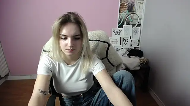 Snapshot of viktoria_lovely chatting on 02-18-25, 10:05 viktoria lovely online show from 02-18-25, 10:05