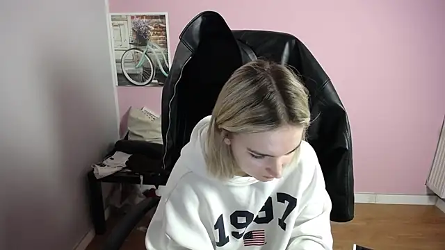 Snapshot of viktoria_lovely chatting on 05-08-26, 06:08 viktoria lovely online show from 05-08-26, 06:08