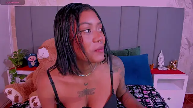 Snapshot of JulianaMiller chatting on 01-20-25, 12:04 JulianaMiller online show from 01-20-25, 12:04