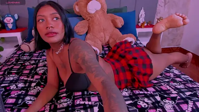 Snapshot of JulianaMiller chatting on 01-24-25, 01:13 JulianaMiller online show from 01-24-25, 01:13