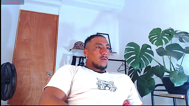 Snapshot of yosoy_enzo2020 chatting on 02-19-25, 05:27 yosoy enzo2020 online show from 02-19-25, 05:27