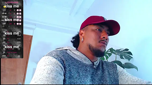 Snapshot of yosoy_enzo2020 chatting on 02-25-25, 04:21 yosoy enzo2020 online show from 02-25-25, 04:21