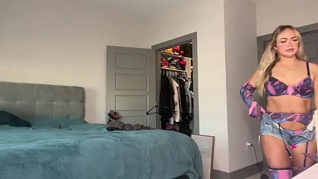 Snapshot of ElenaErickson chatting on 12-30-24, 10:45 ElenaErickson online show from 12-30-24, 10:45