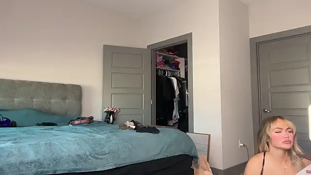 Snapshot of ElenaErickson chatting on 01-20-25, 10:59 ElenaErickson online show from 01-20-25, 10:59