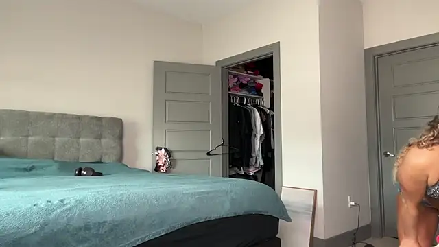 Snapshot of ElenaErickson chatting on 01-27-25, 07:46 ElenaErickson online show from 01-27-25, 07:46