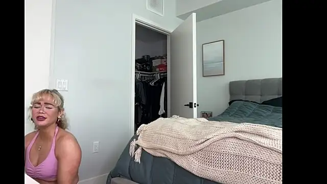 Snapshot of ElenaErickson chatting on 10-22-25, 08:52 ElenaErickson online show from 10-22-25, 08:52