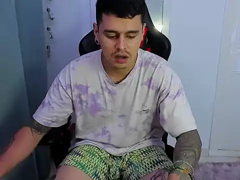 Snapshot of E_Moon chatting on 10-07-25, 03:47 E Moon online show from 10-07-25, 03:47