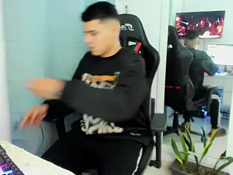 Snapshot of E_Moon chatting on 11-04-25, 04:22 E Moon online show from 11-04-25, 04:22