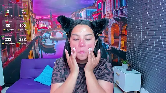 Snapshot of Small_naughty_ chatting on 03-06-26, 01:40 Small naughty online show from 03-06-26, 01:40