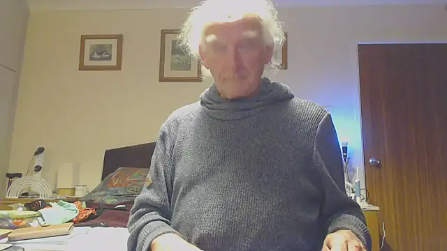 Snapshot of WaverlyKernow chatting on 12-12-24, 08:53 WaverlyKernow online show from 12-12-24, 08:53