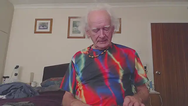 Snapshot of WaverlyKernow chatting on 12-16-24, 11:44 WaverlyKernow online show from 12-16-24, 11:44