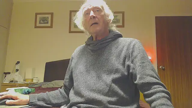 Snapshot of WaverlyKernow chatting on 12-16-24, 04:05 WaverlyKernow online show from 12-16-24, 04:05