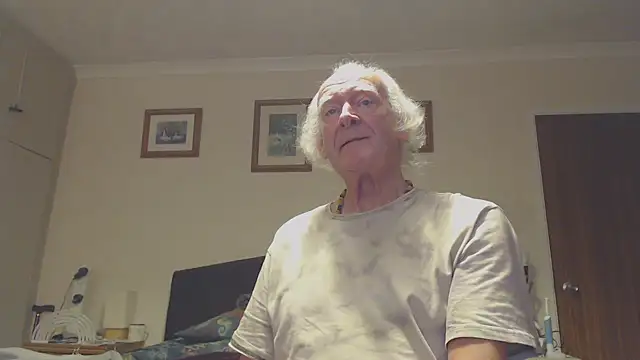 Snapshot of WaverlyKernow chatting on 12-20-24, 12:05 WaverlyKernow online show from 12-20-24, 12:05