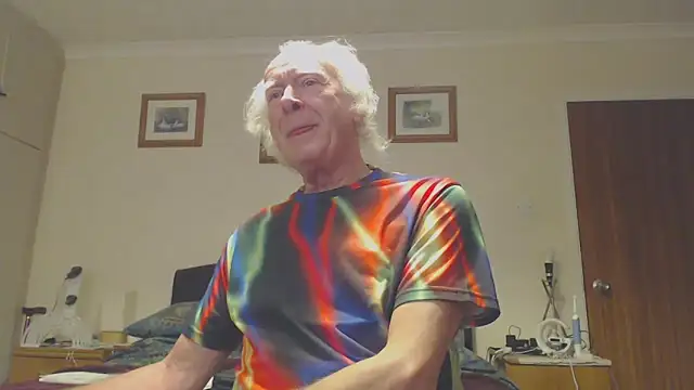 Snapshot of WaverlyKernow chatting on 12-24-24, 01:06 WaverlyKernow online show from 12-24-24, 01:06