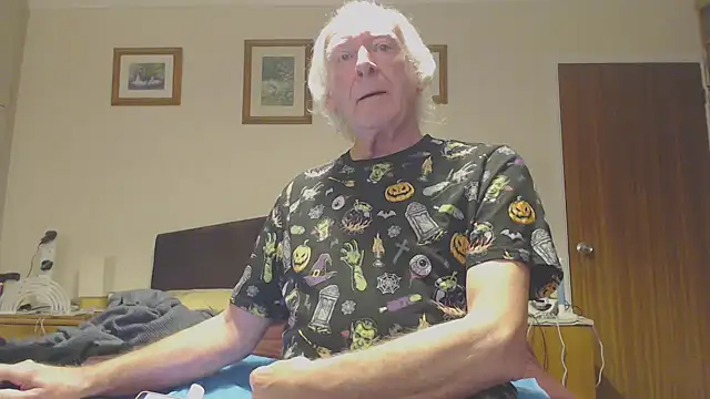 Snapshot of WaverlyKernow chatting on 01-04-25, 01:10 WaverlyKernow online show from 01-04-25, 01:10