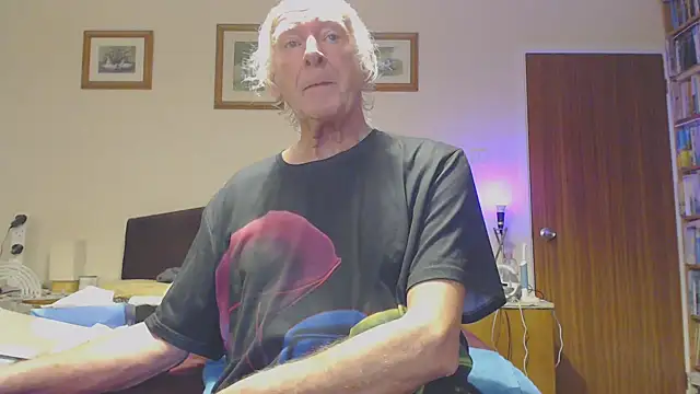 Snapshot of WaverlyKernow chatting on 01-10-25, 03:06 WaverlyKernow online show from 01-10-25, 03:06