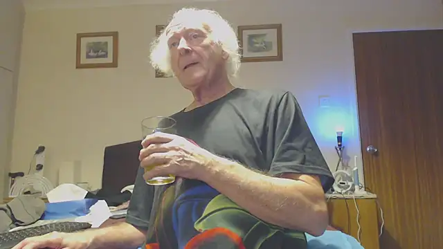 Snapshot of WaverlyKernow chatting on 01-11-25, 04:03 WaverlyKernow online show from 01-11-25, 04:03