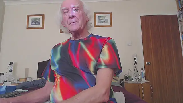 Snapshot of WaverlyKernow chatting on 01-22-25, 01:32 WaverlyKernow online show from 01-22-25, 01:32