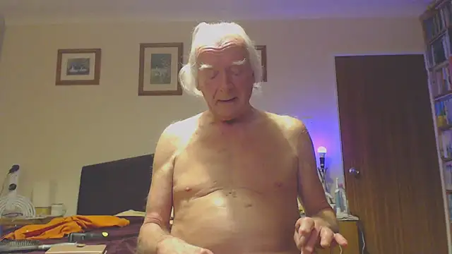 Snapshot of WaverlyKernow chatting on 01-26-25, 11:39 WaverlyKernow online show from 01-26-25, 11:39