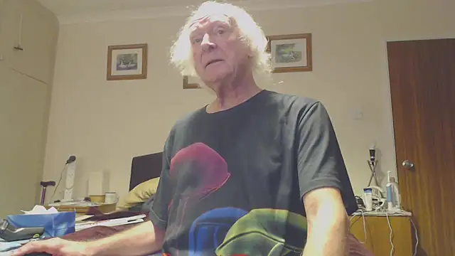 Snapshot of WaverlyKernow chatting on 01-29-25, 10:27 WaverlyKernow online show from 01-29-25, 10:27