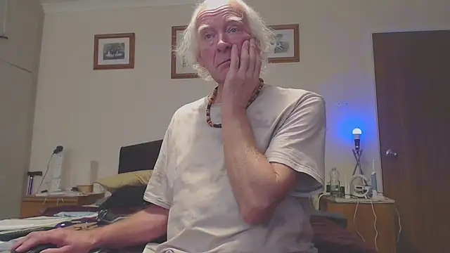 Snapshot of WaverlyKernow chatting on 02-07-25, 12:39 WaverlyKernow online show from 02-07-25, 12:39